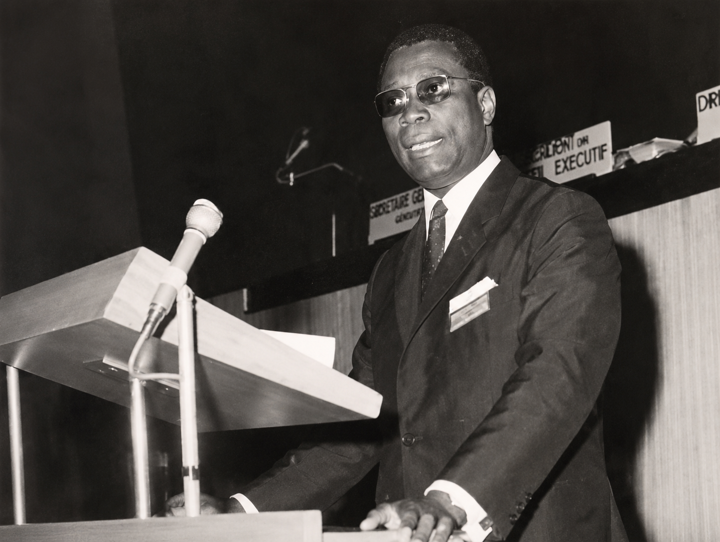 Joseph Mbeka Makosso à la tribune lors des négociations du contentieux belgo-congolais
